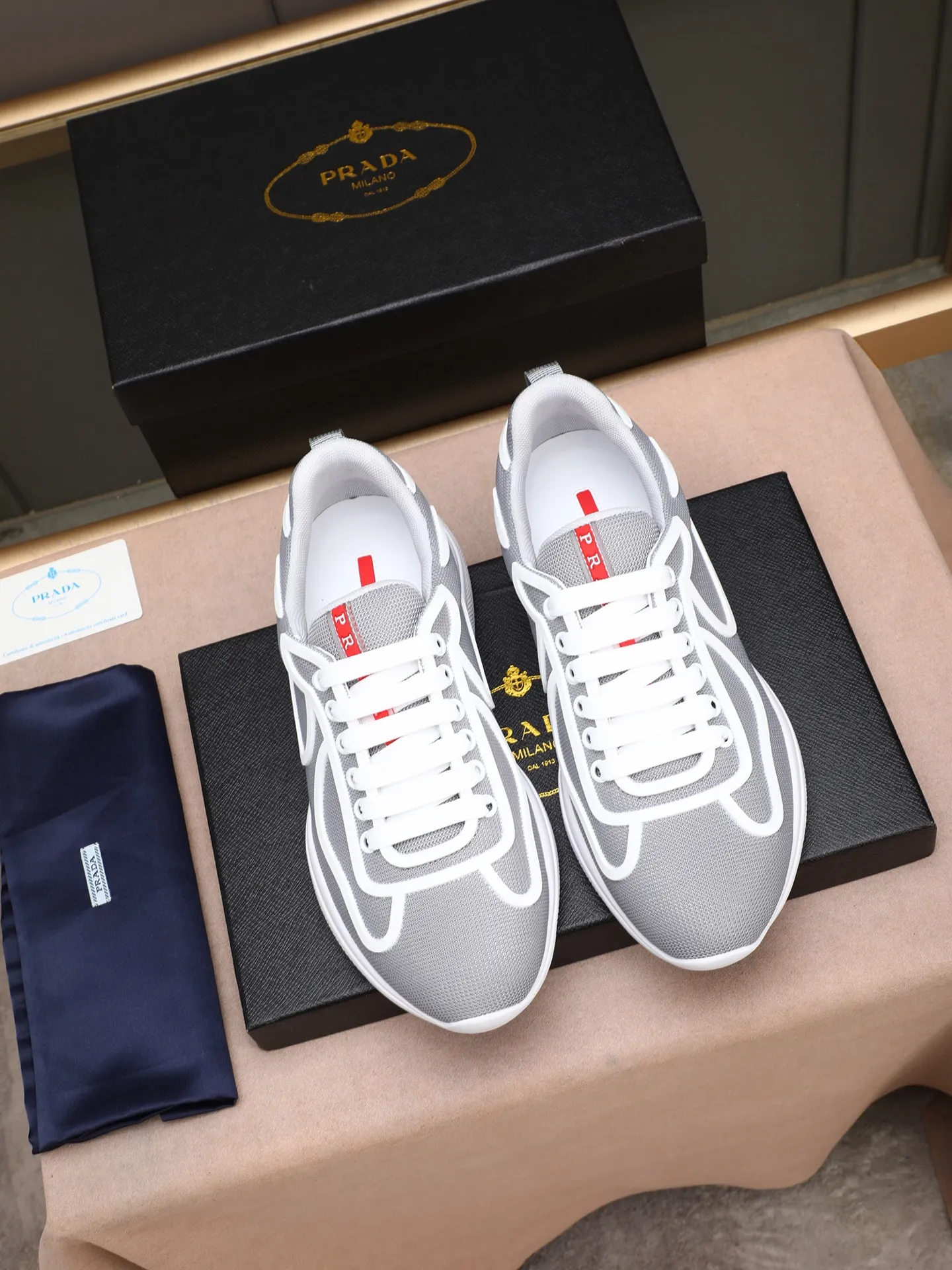 Men's shoes 💰400 PRADA/Prada men's lace-up casual sports shoes, the upper is made of imported rubber and breathable mesh. It is soft, comfortable and breathable. The tongue is decorated with the PRADA brand letter logo. The thick rubber sole echoes the red label tongue. The style is fashionable and elegant. The details are carefully crafted. A casual sports shoe with a super western style and excellent breathability!  Size: 38-44 (45 46 customized)